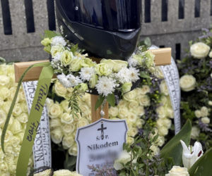 Grób Nikodema utonął w kwiatach