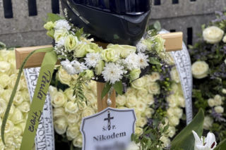 Grób Nikodema utonął w kwiatach