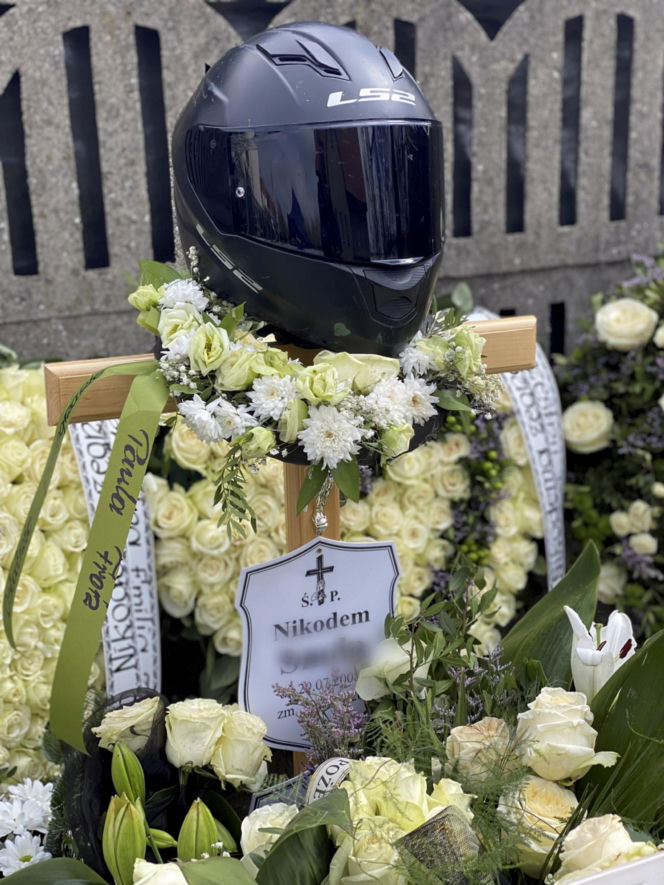 Grób Nikodema utonął w kwiatach