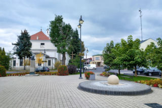 To jedno z najstarszych miast w woj. łódzkim. Było osadą słowiańską, a później siedzibą biskupów