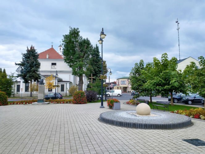 To jedno z najstarszych miast w woj. łódzkim. Było osadą słowiańską, a później siedzibą biskupów