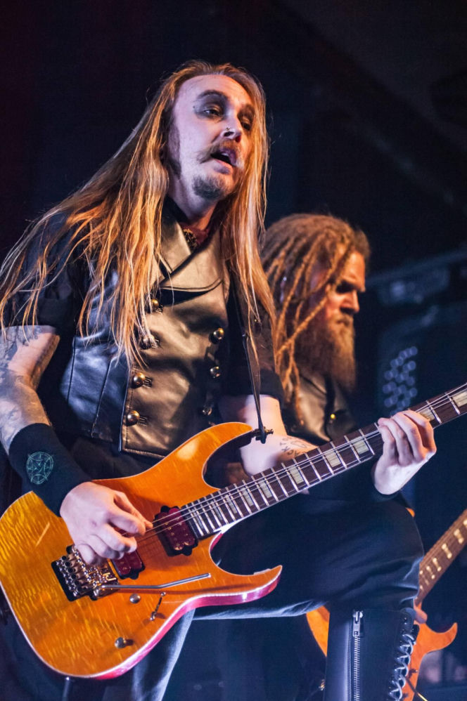 Skrupulatnie wyreżyserowany groteskowy spektakl okraszony nutą surrealizmu – Avatar zawładną Warszawą [RELACJA]