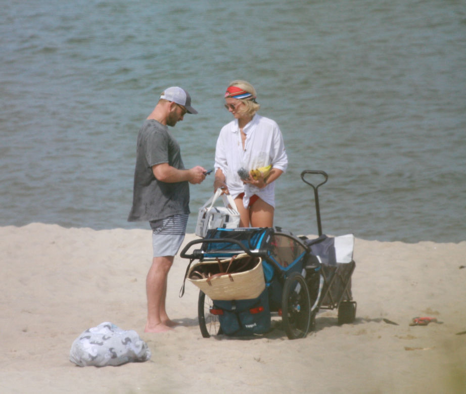 Borys Szyc całuje się na plaży