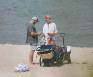 Borys Szyc całuje się na plaży