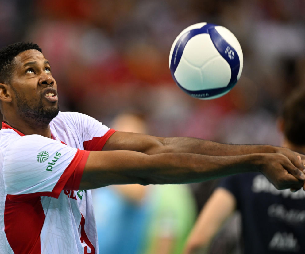 Siatkarz Wilfredo Leon podczas odbicia piłki sposobem dolnym. O meczu Polska - Francja przeczytasz na SE Supersport.