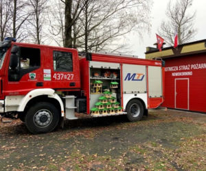 Strażacy z Hajnówki kupili kilkanaście karmników. Pomogą nie tylko ptakom [ZDJĘCIA]