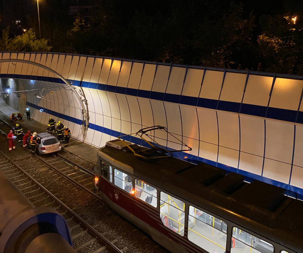 Polak potrafi! Pijany kierowca Volkswagena w Czechach wjechał do... tunelu dla tramwajów