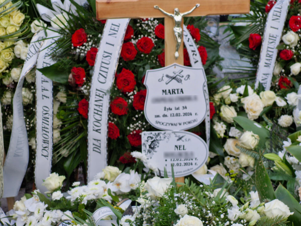 Morze kwiatów na grobie Marty i Nel. 34-latka w zaawansowanej ciąży zmarła w tajemniczych okolicznościach