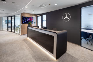  Tutaj każdy element, od ścian, przez sufity, po oświetlenie, musiał być dopasowany do krzywizn budynku. Nowe biuro Mercedes- Benz 