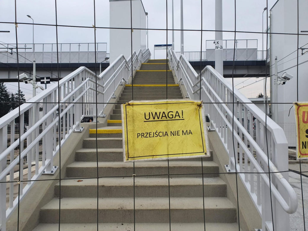  Takiego absurdu w Warszawie już dawno nie było. Mieszkańcy Pragi załamani po budowie kładki nad torami