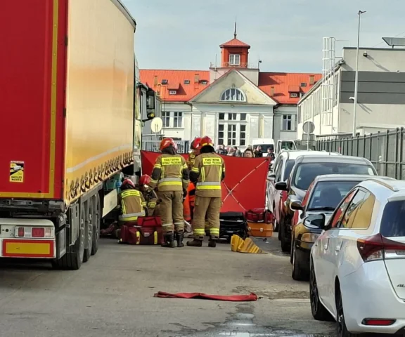 Ciągnik siodłowy najechał na kobietę. Poważny wypadek