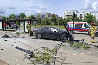 Wypadek. Skasowany przystanek przy ul Popiełuszki w Białymstoku
