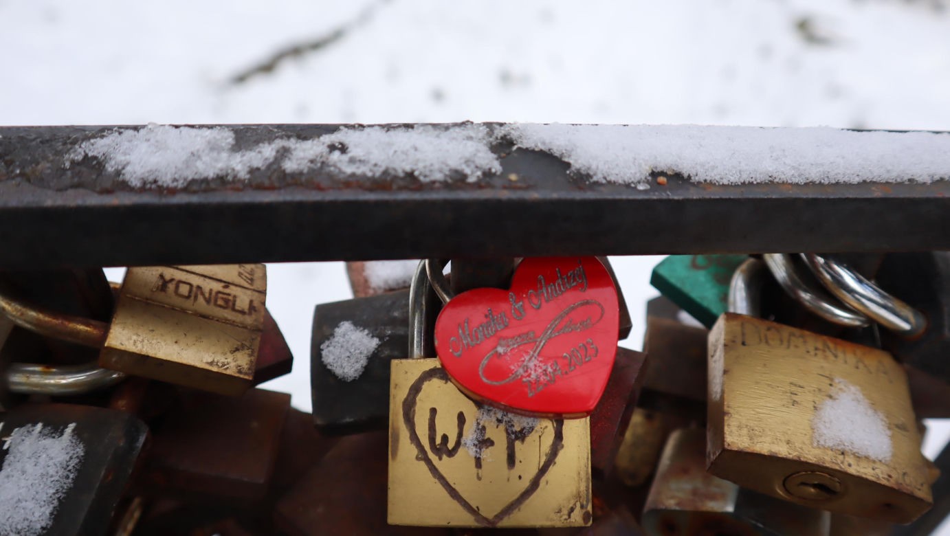 Takie kłódki wiszą na mostku miłości w Lublinie