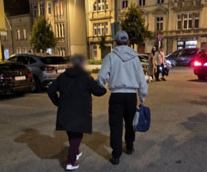 Nie wiedziała, gdzie się znajduje, skąd przyjechała ani dokąd zmierza. Zdezorientowanej 72-latce z pomocą przyszedł świadek