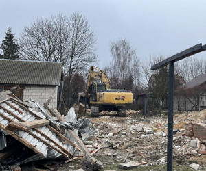 Rozbiórka domu Wesołowskich z Wyryków. Coś się w końcu ruszyło. Taki prezent na święta.