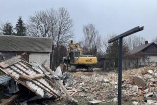 Rozbiórka domu Wesołowskich z Wyryków. Coś się w końcu ruszyło. Taki prezent na święta.