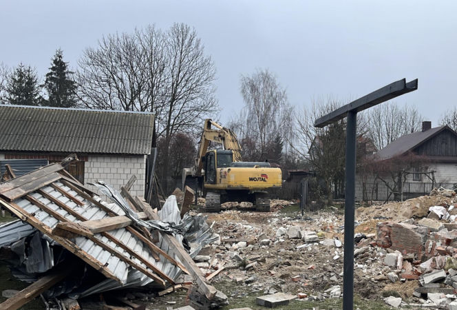 Rozbiórka domu Wesołowskich z Wyryków. "Coś się w końcu ruszyło. Taki prezent na święta".