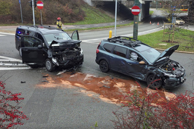 Wypadek karawanu wiozącego trumnę z ciałem. Szok w Warszawie