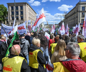 Protest pracowników ZUS w Warszawie przed Ministerstwem Finansów