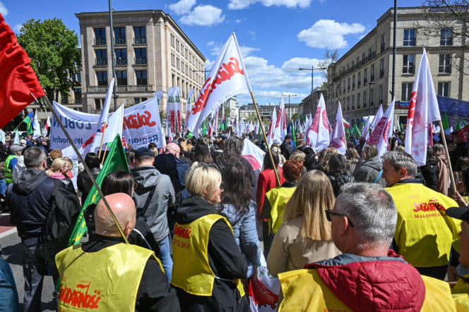 Protest pracowników ZUS w Warszawie przed Ministerstwem Finansów