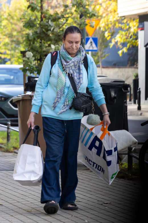 Zdyszana Kayah dźwiga sama