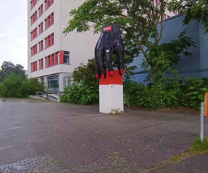 Gigantyczny zegarek na rękę w Hansaviertel