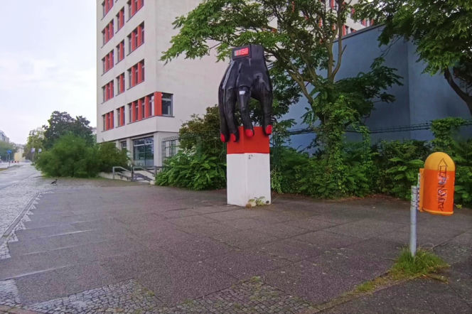 Gigantyczny zegarek na rękę w Hansaviertel