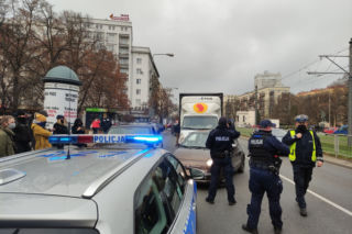 Warszawa: Ogromna awantura o antyaborcyjną ciężarówkę. Zablokowali ją kierowcy [GALERIA, WIDEO]