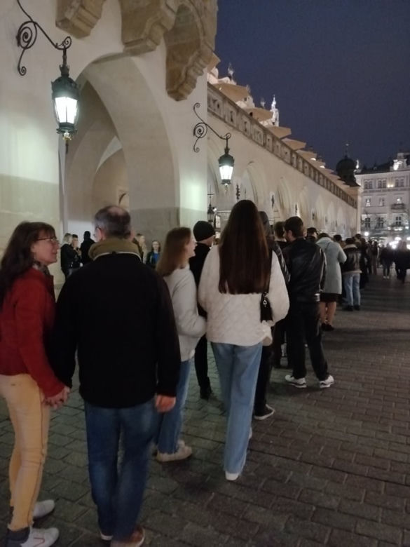 Za czym kolejka ta stoi? Tłumy krakowian na Nocy Muzeów 2023!