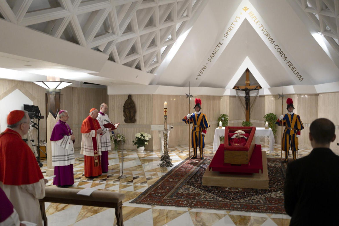 Papież Franciszek w trumnie