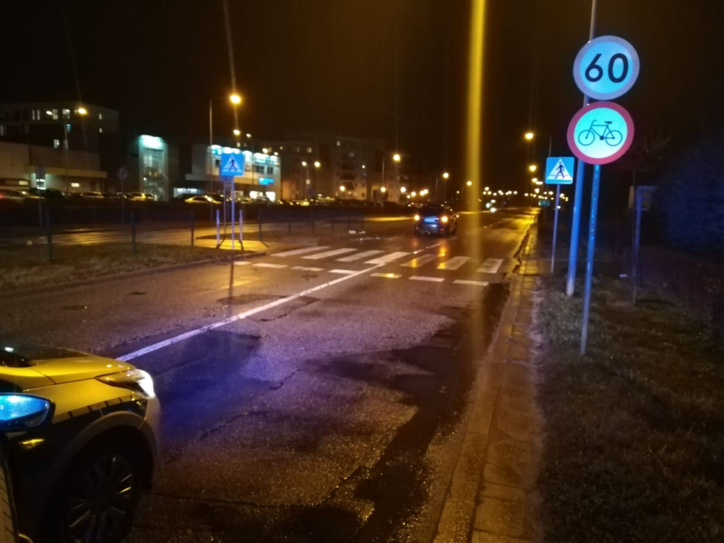  Ostrołęka: Wyhamował dopiero 10 metrów za pasami! Było już za późno! [ZDJĘCIA]