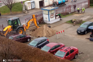 Awaria wodociągowa w Warszawie. Mieszkańcy bez wody, podstawiono beczkowozy [ZDJĘCIA]