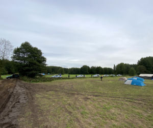Usnarz Górny. Policyjny kordon odgradza aktywistów od koczowiska imigrantów