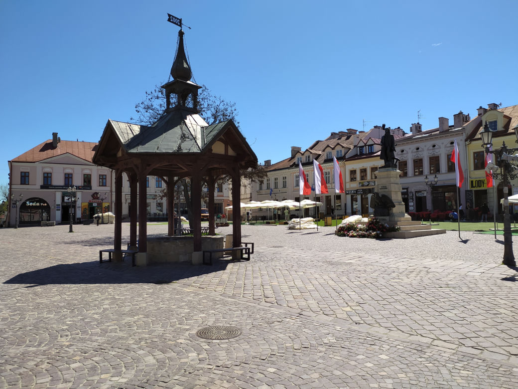 Na Rynku trwa rozkładanie ogródków piwnych! Mają być otwarte od soboty