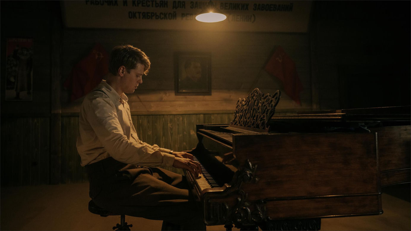 W roli głównej Jakub Gierszał, w obsadzie m.in. Aidan Gillen, Paul Freeman, Julia Pietrucha, Wojciech Mecwaldowski, Anna Próchniak, Mateusz Kościukiewicz, Antoni Pawlicki oraz Tomasz Kot.