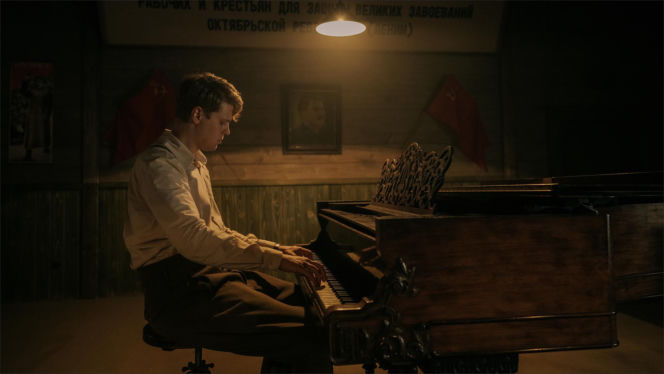 W roli głównej Jakub Gierszał, w obsadzie m.in. Aidan Gillen, Paul Freeman, Julia Pietrucha, Wojciech Mecwaldowski, Anna Próchniak, Mateusz Kościukiewicz, Antoni Pawlicki oraz Tomasz Kot.