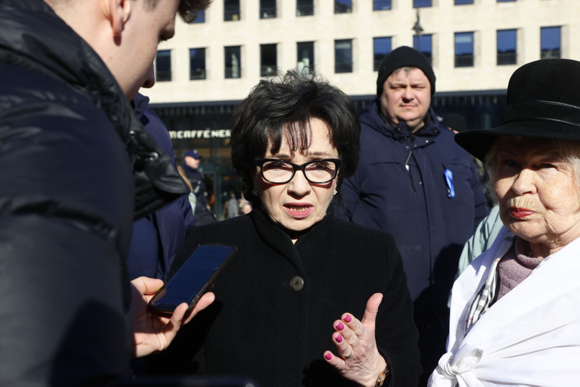 Warszawa. Manifestacji pod hasłem: Matki wołają przestańcie strzelać do dzieci!