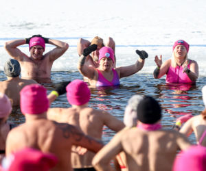 Różowe morsowanie idealne na pomaganie. Trzy Stawy opanowali amatorzy zimnych kąpieli