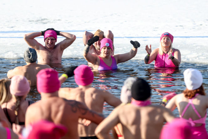 Różowe morsowanie idealne na pomaganie. Trzy Stawy opanowali amatorzy zimnych kąpieli