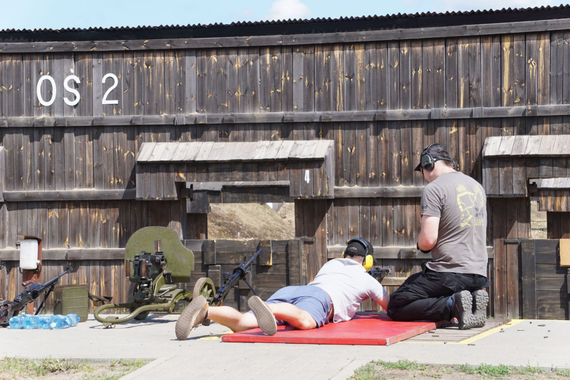 Piknik strzelecki w Bydgoszczy. Tłumy miłośników broni na strzelnicy garnizonowej [ZDJĘCIA]