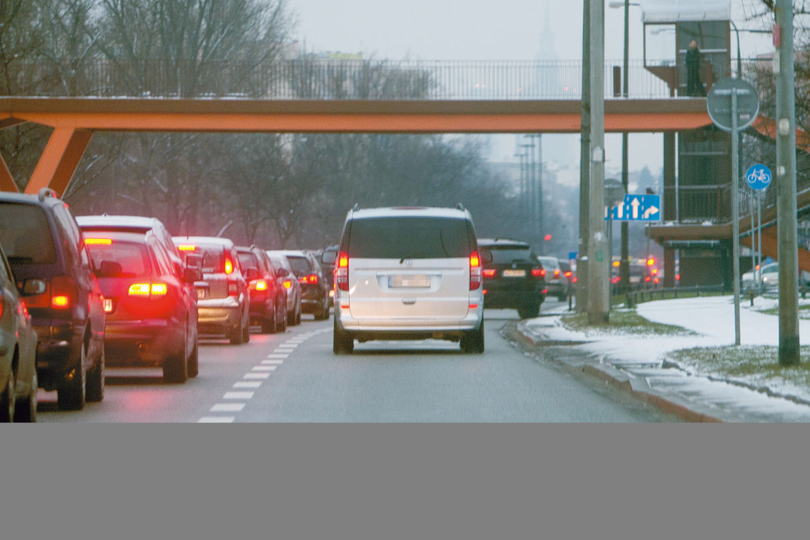 Rządowy bus wozi córkę ministra Jacka Cichockiego i dziecko sąsiadów do szkoły
