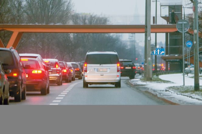 Rządowy bus wozi córkę ministra Jacka Cichockiego i dziecko sąsiadów do szkoły