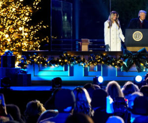 Melania Trump zapaliła choinkę przed Białym Domem! Podoba Ci się?