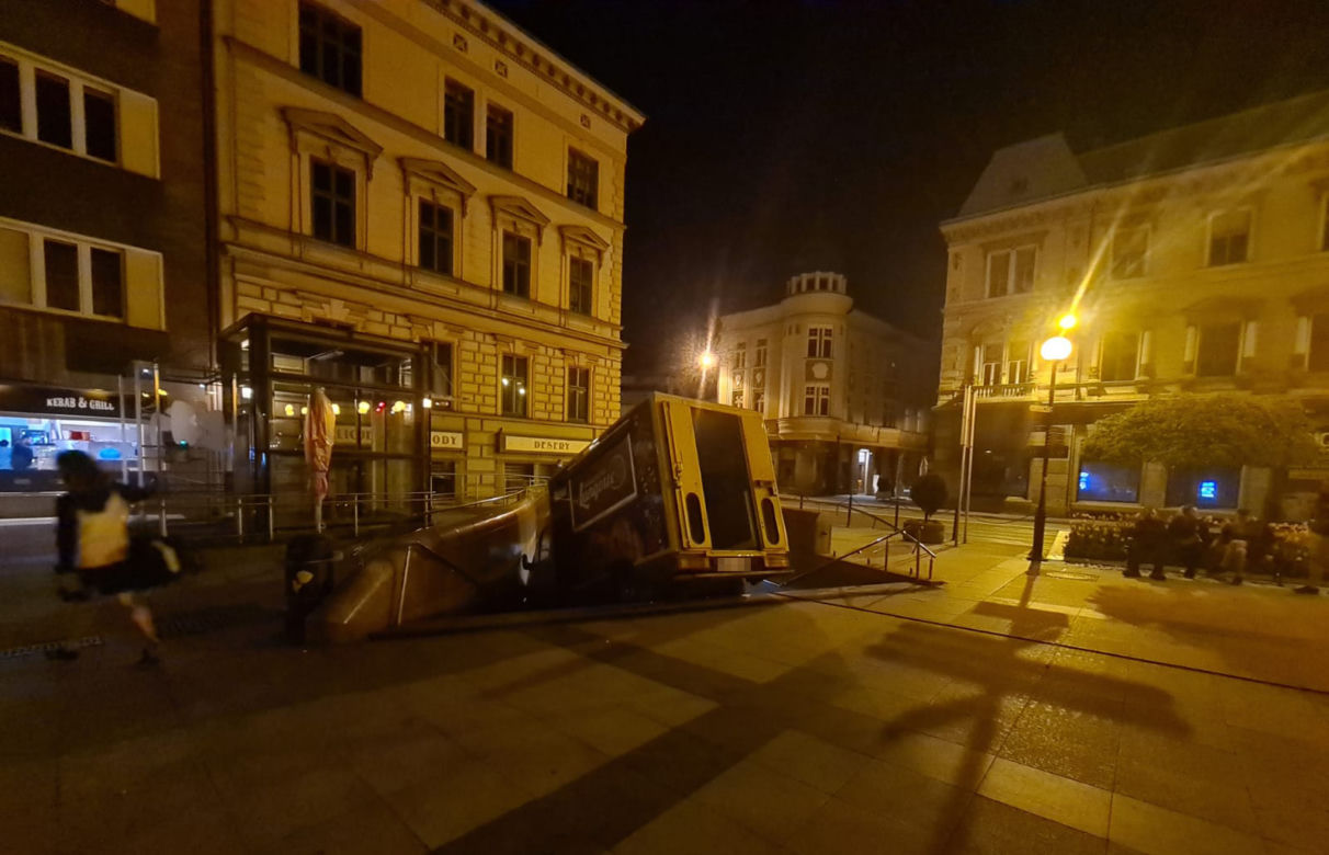 Śląskie: Zaskakujący finał festiwalu czekolady. Food Truck stoczył się do przejścia podziemnego [ZDJĘCIA]