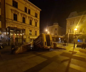 Śląskie: Zaskakujący finał festiwalu czekolady. Food Truck stoczył się do przejścia podziemnego [ZDJĘCIA]