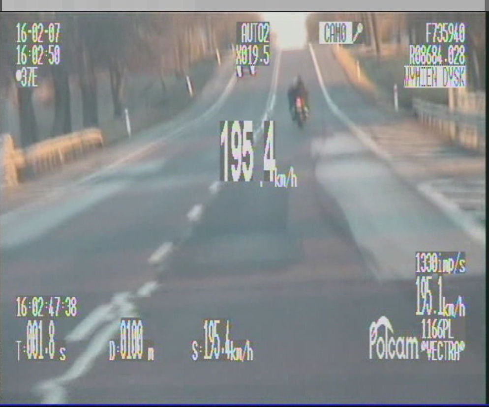 Motocyklista z pasażerką jechali prawie 200 km/h [WIDEO]