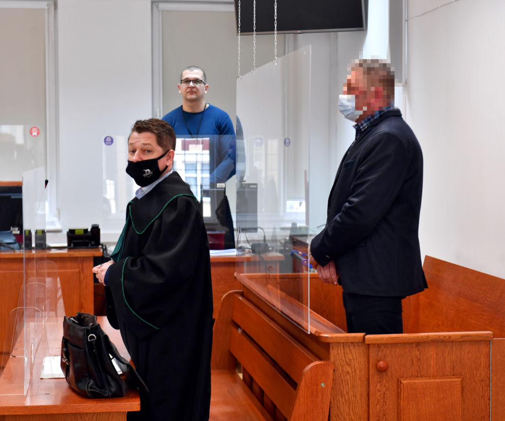 Obrońca oskarżonego Bartosz Papucewicz  i oskarżony Paweł Z. na sali Sądu Rejonowego w Kołobrzegu