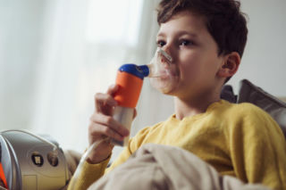 Inhalacje z soli fizjologicznej. Kiedy przynoszą ulgę przy katarze dziecka?