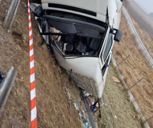 Koszmarny wypadek na S5. Dostawczak uderzył w bariery i dachował