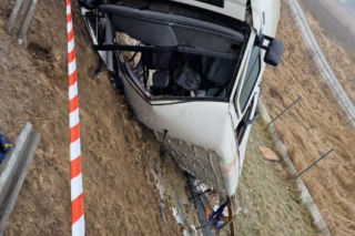 Koszmarny wypadek na S5. Dostawczak uderzył w bariery i dachował